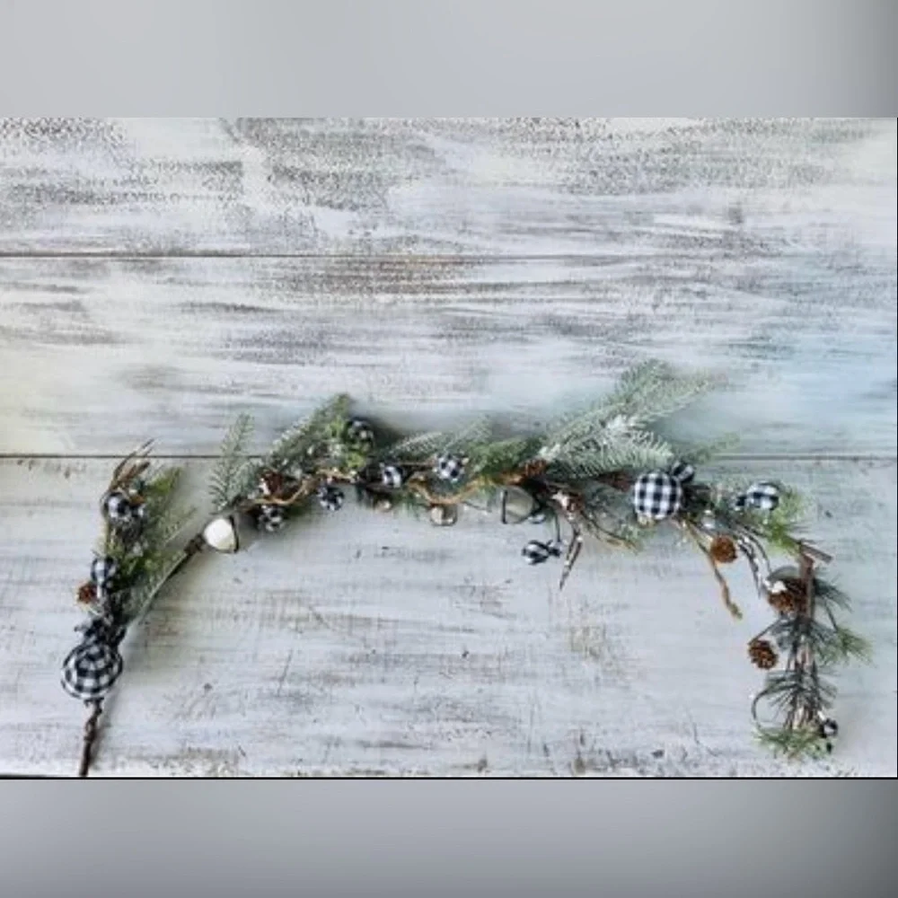 *Black & White Country Gingham Bells Garland